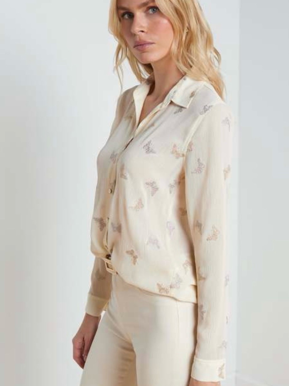 L'AGENCE
LAURENT EMBROIDERED BLOUSE - MULTI BUTTERFLY - Picture 2 of 10